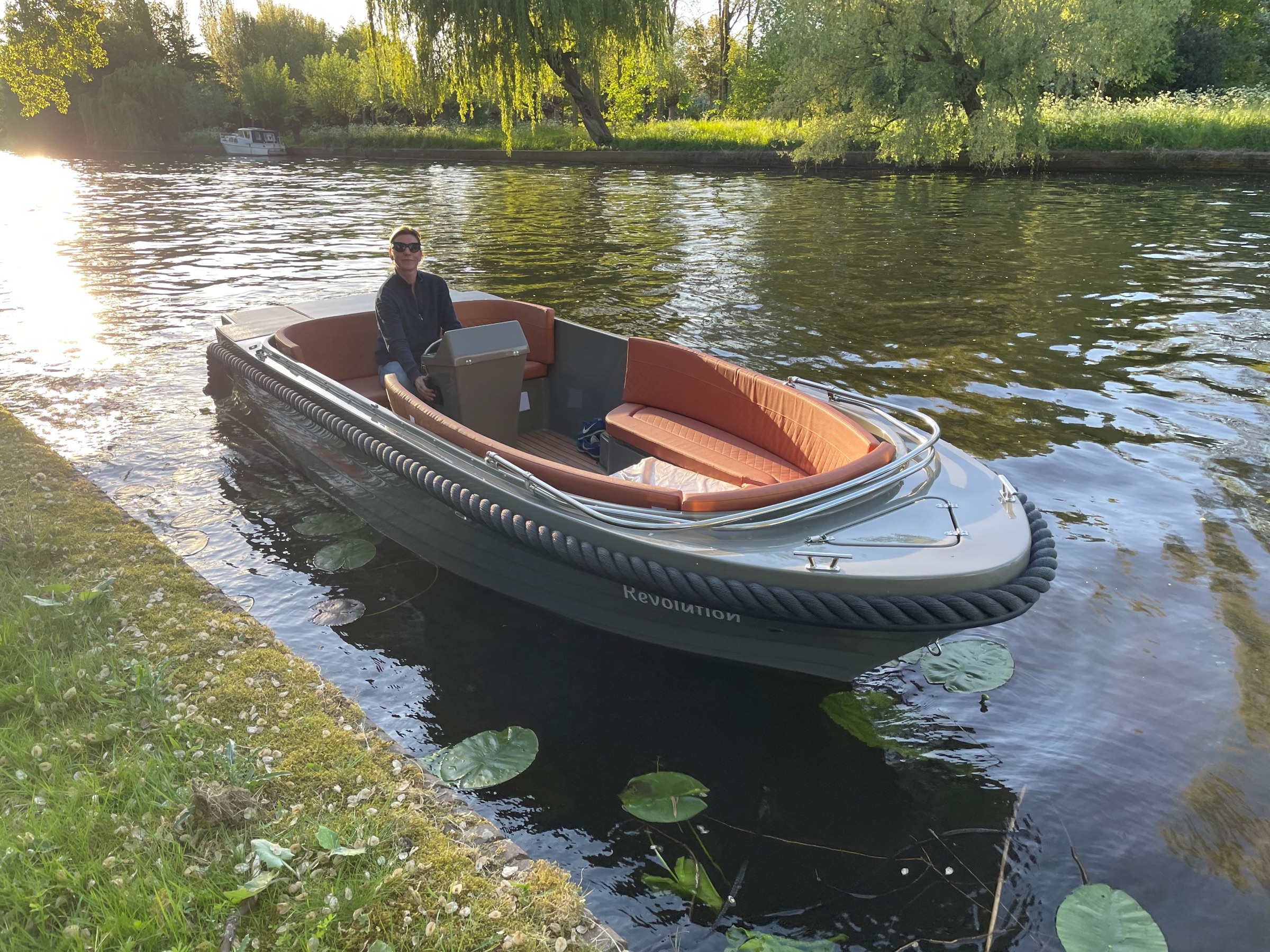 Elektrische sloep op het water