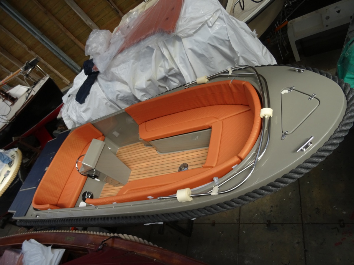 Commodore 570 Tender — op het water
