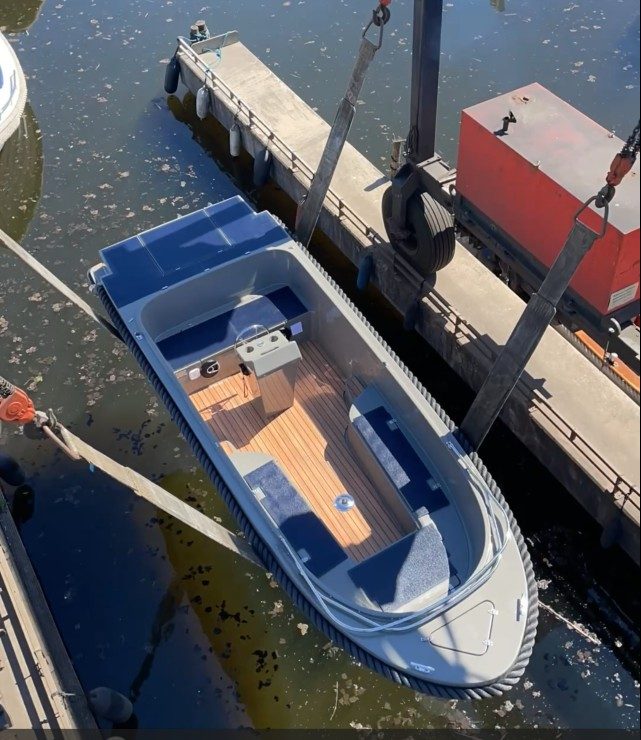 Commodore 570 Tender — foto 9