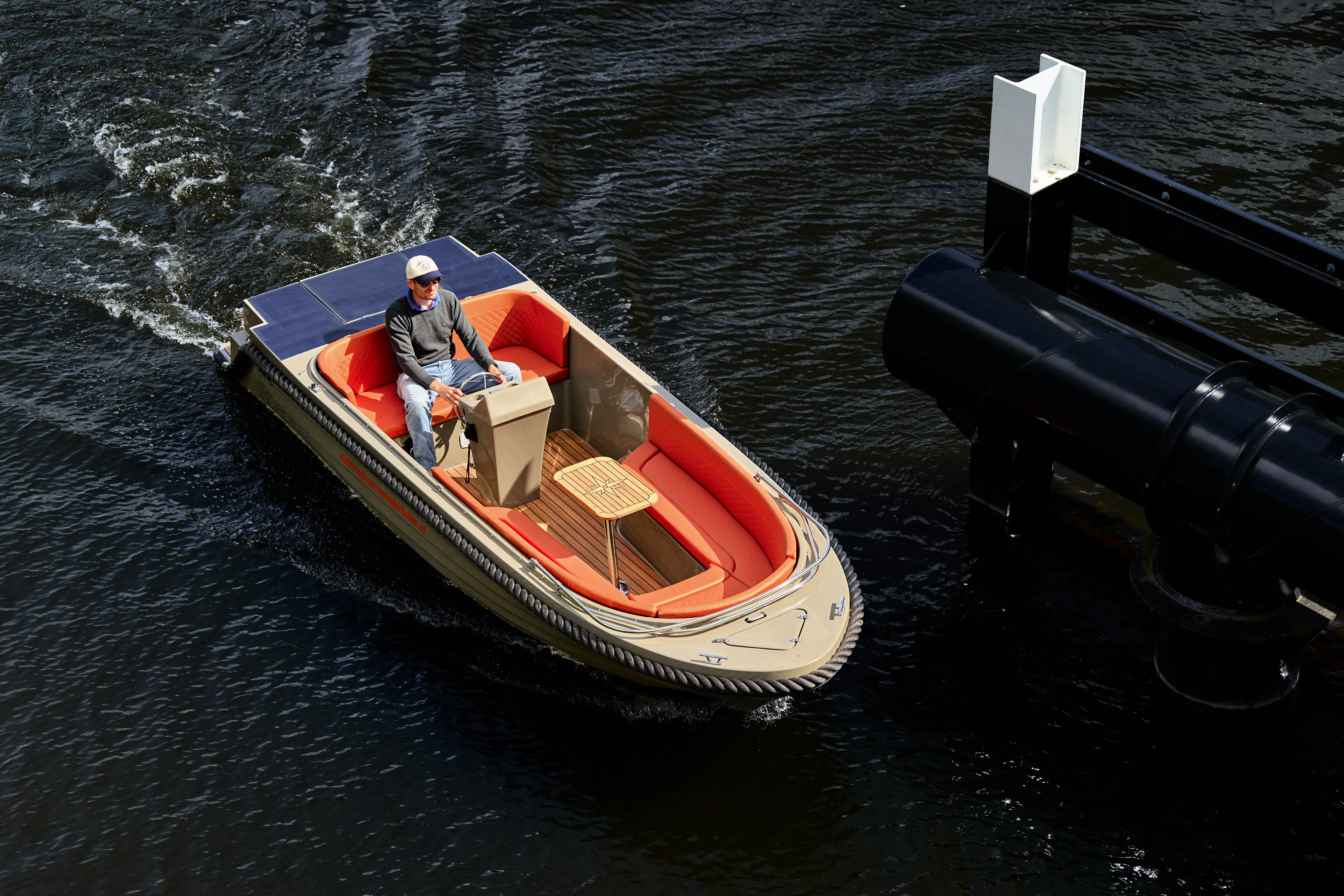 Commodore 570 Tender