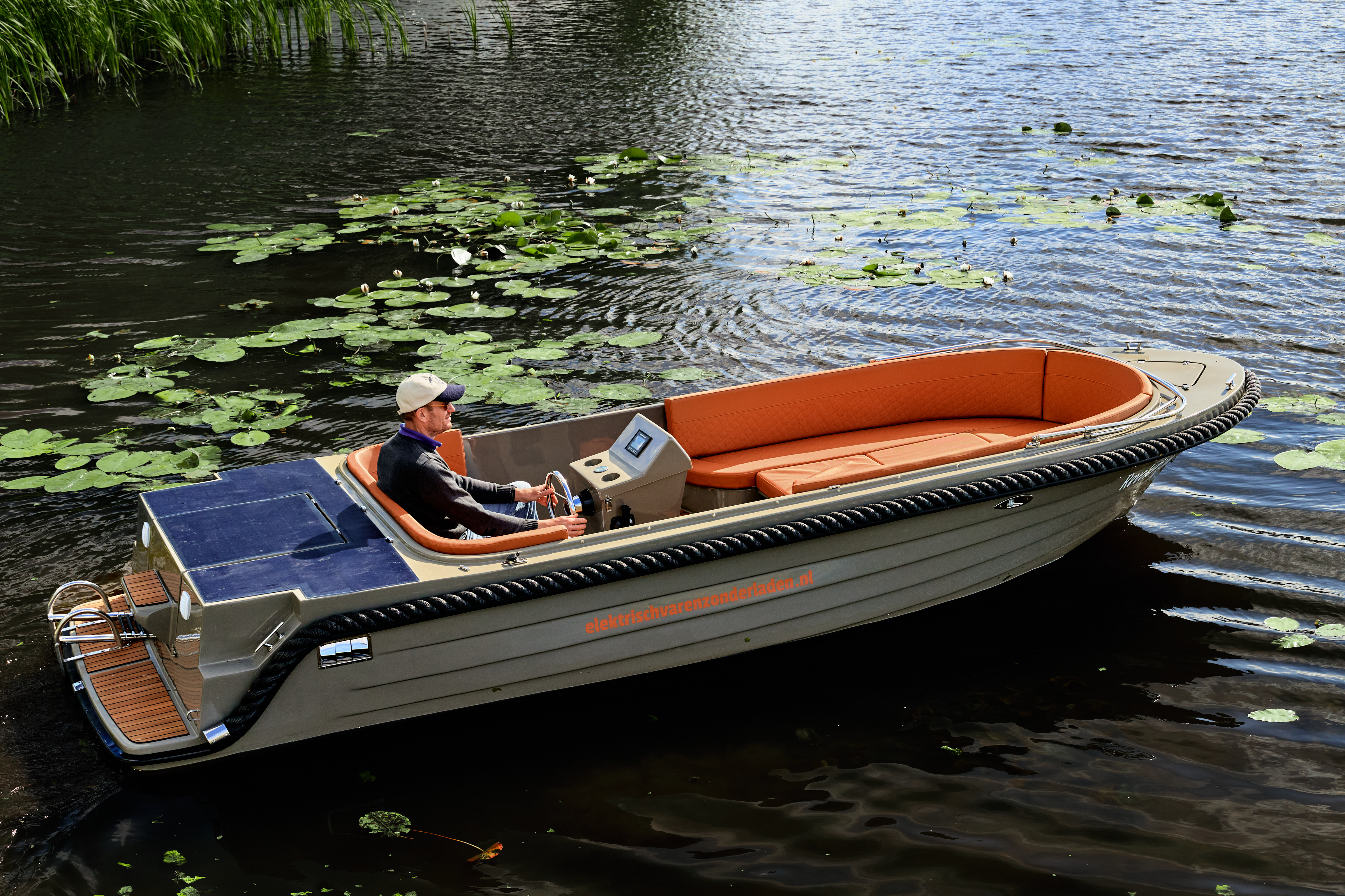 Romp en kleurdetail van de Commodore 570 Tender