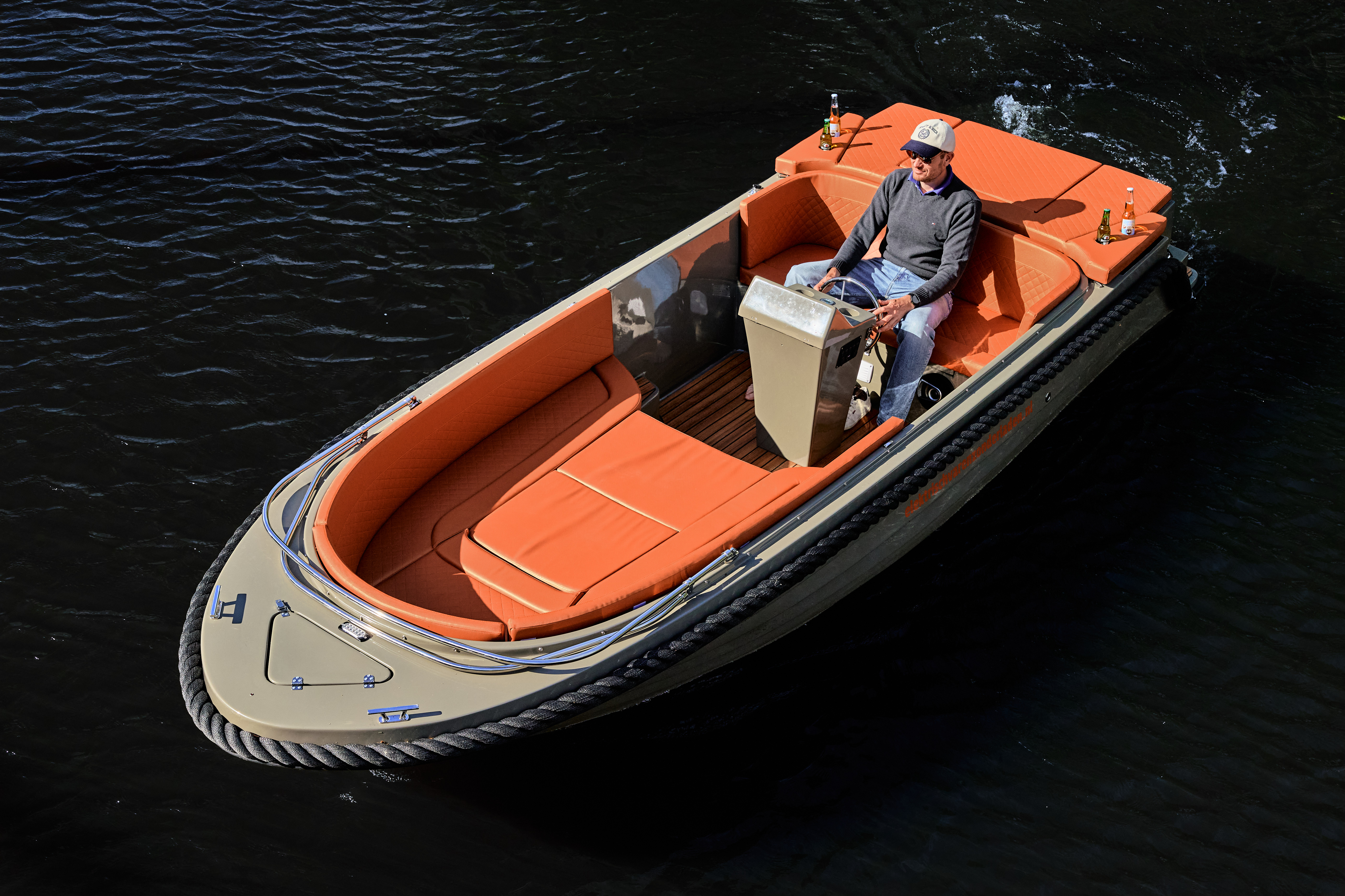 Commodore 570 Tender op het water