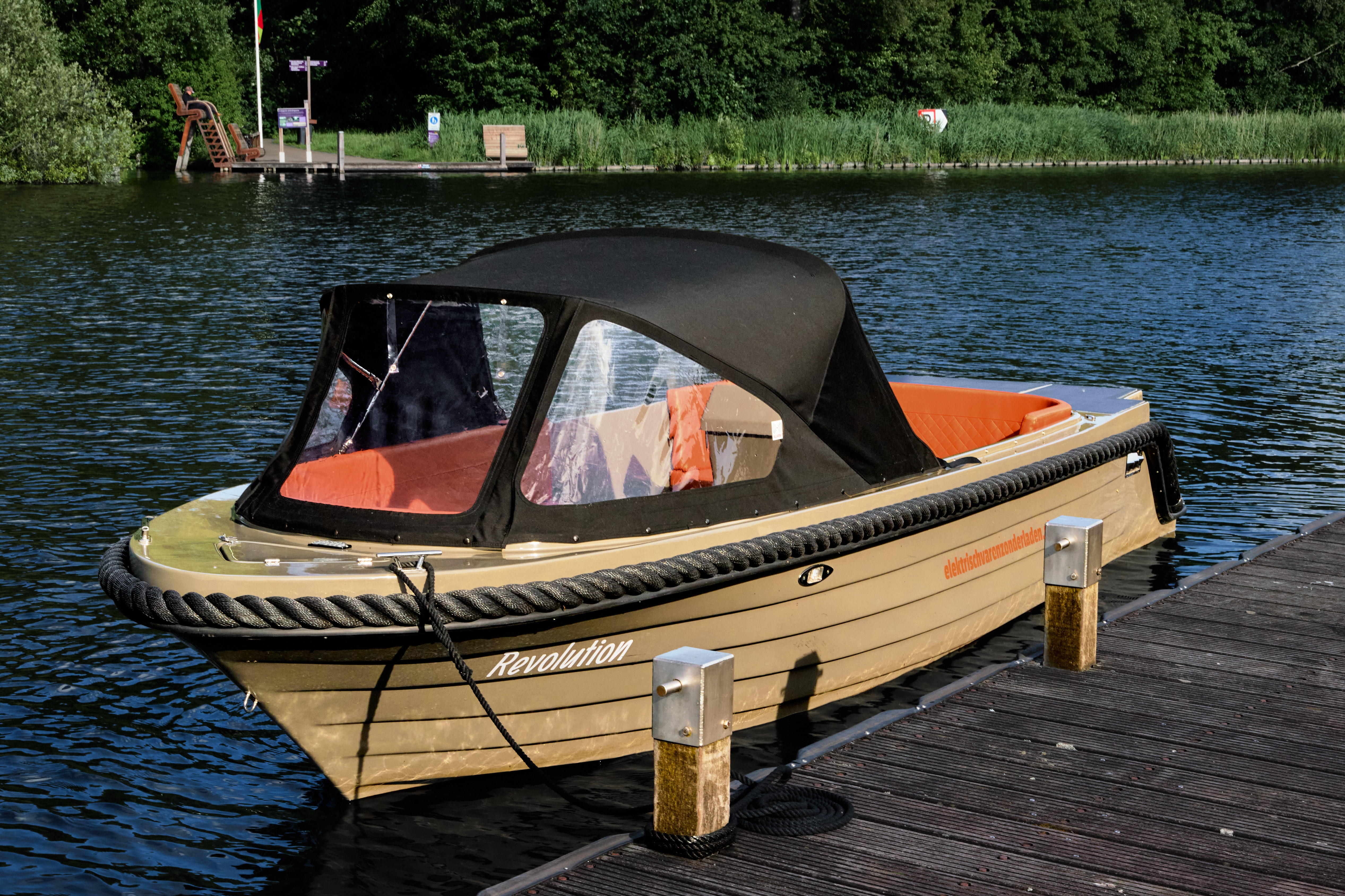 Commodore 570 Tender ligt aan de steiger en laadt op via zonnepanelen