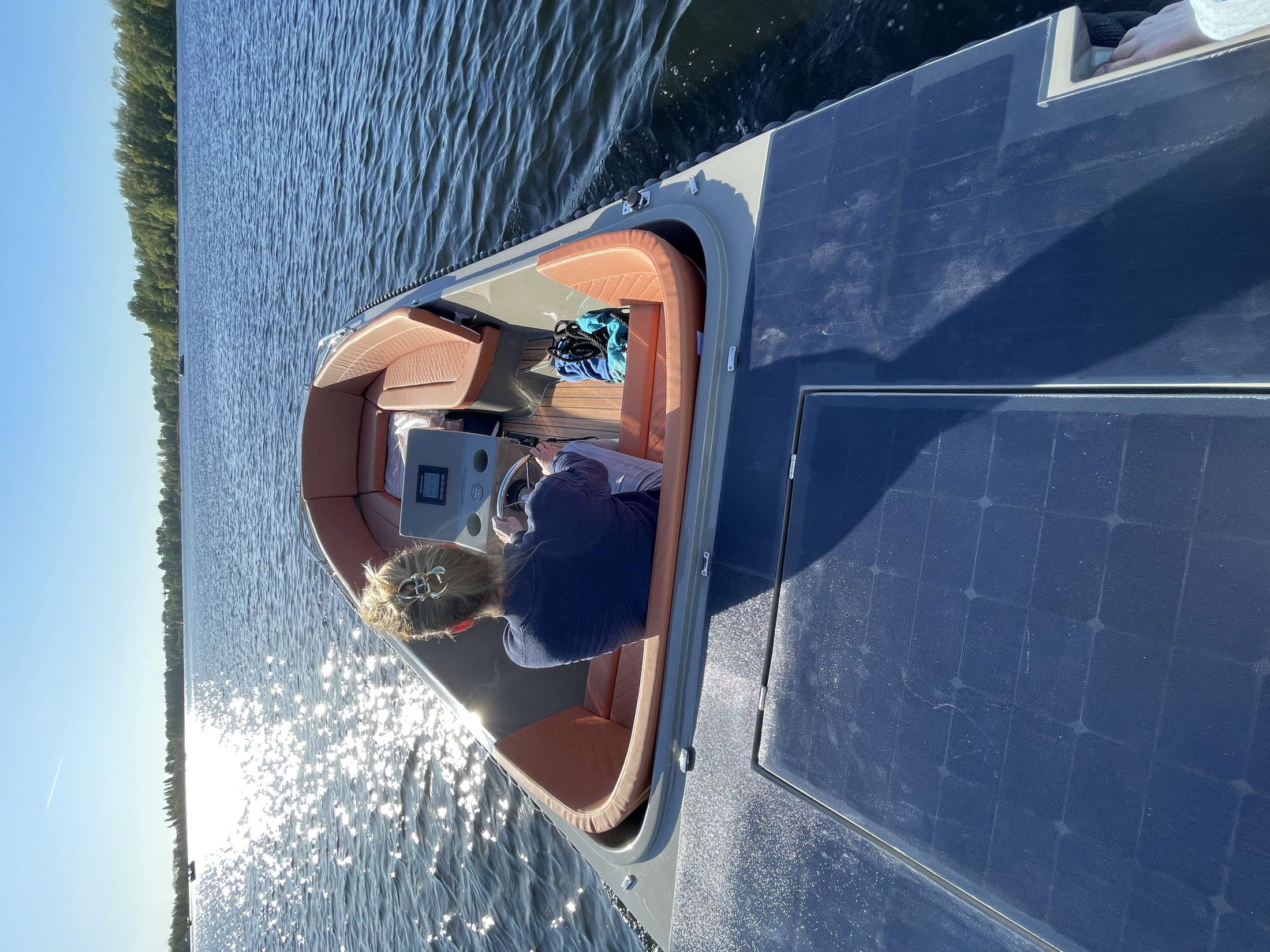 Zonnepanelen bij de Commodore 570 Tender