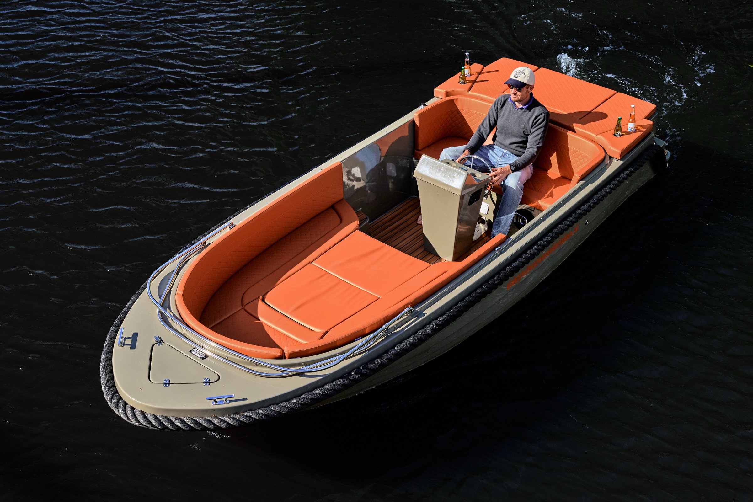 Commodore 570 Tender met geïntegreerde zonnepanelen op het water